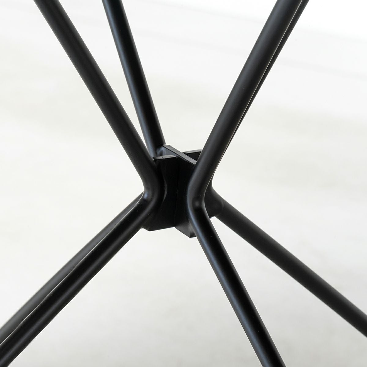 MAGIS マジス Tavolo XZ3 タヴォロ ダイニングテーブル 直径：120cm 天板：4種類 フレームカラー：3色 デザイン：Studio Techno Magis