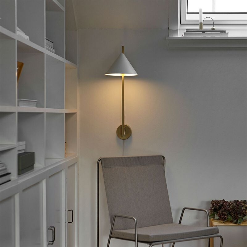 Louis Poulsen ルイスポールセン Yuh Wall Brass ウォールランプ ブラス 可動式シェード 壁掛けライト デザイナーズ照明・間接照明 組込LED電球 真鍮 カラー：ホワイト（ブラス） デザイン：GamFratesi ガムフラテーシ