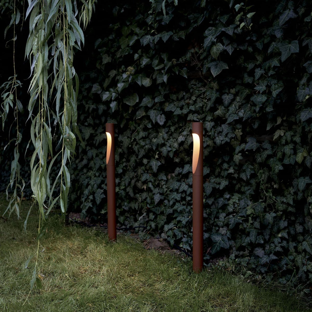 Louis Poulsen ルイスポールセン Flindt Garden Bollard フリント ガーデン ボラード ロング 2700K 屋外用 スパイク式 カラー：ブラック デザイン：クリスチャン・フリント *電源ボックス含む