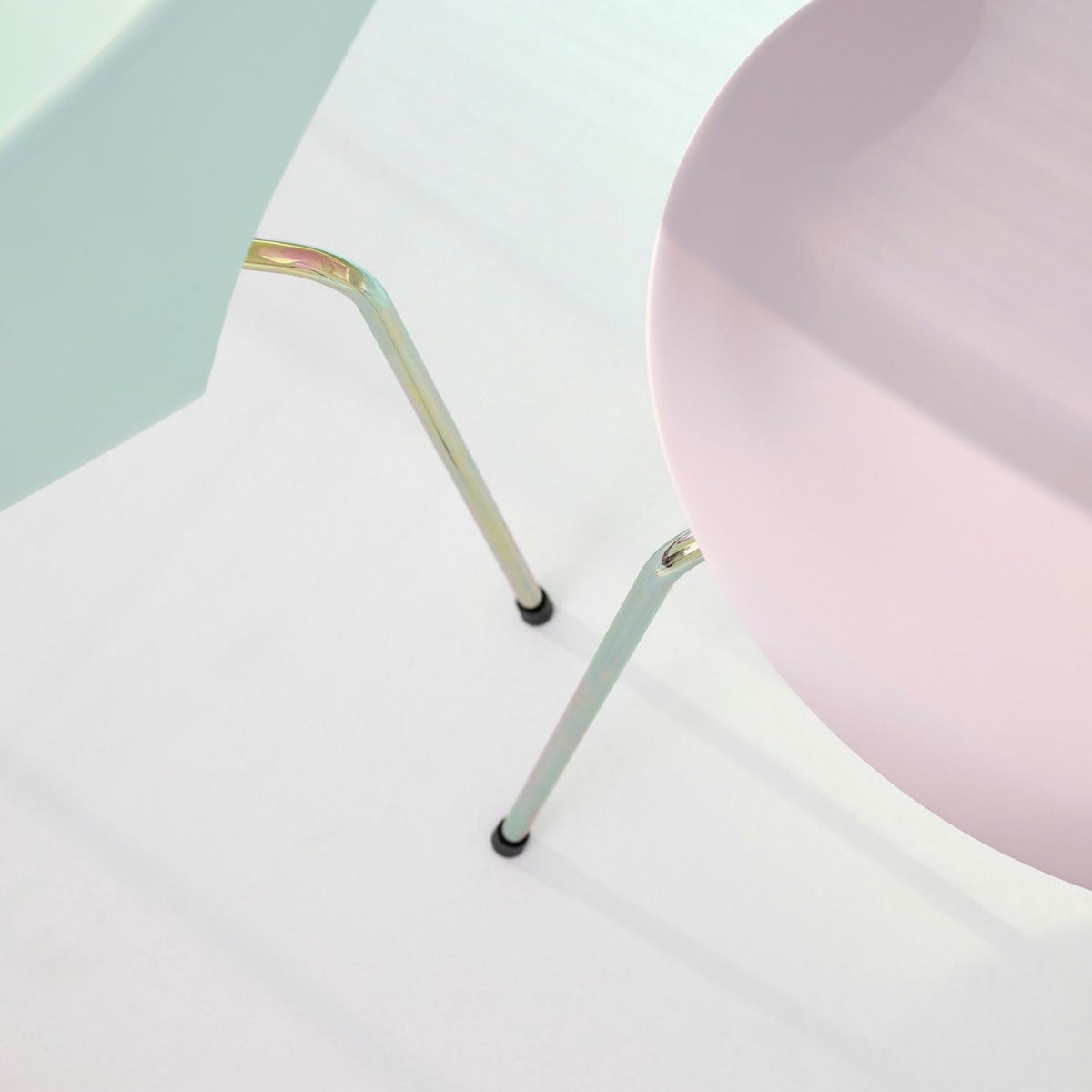 レインボーゴールドとクローム仕上げの2色のベースカラーを用意