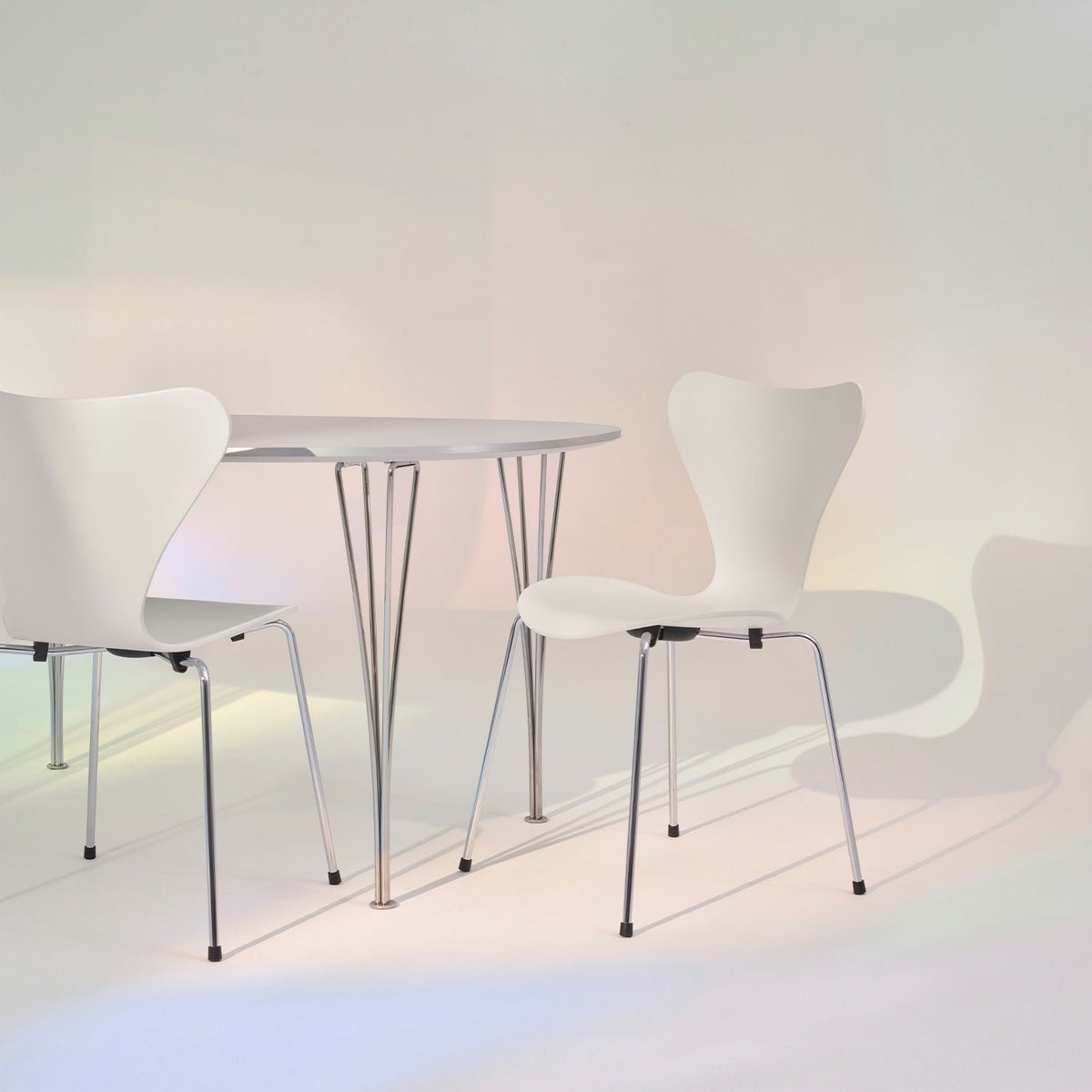 ベースには定番のクローム仕上げも用意