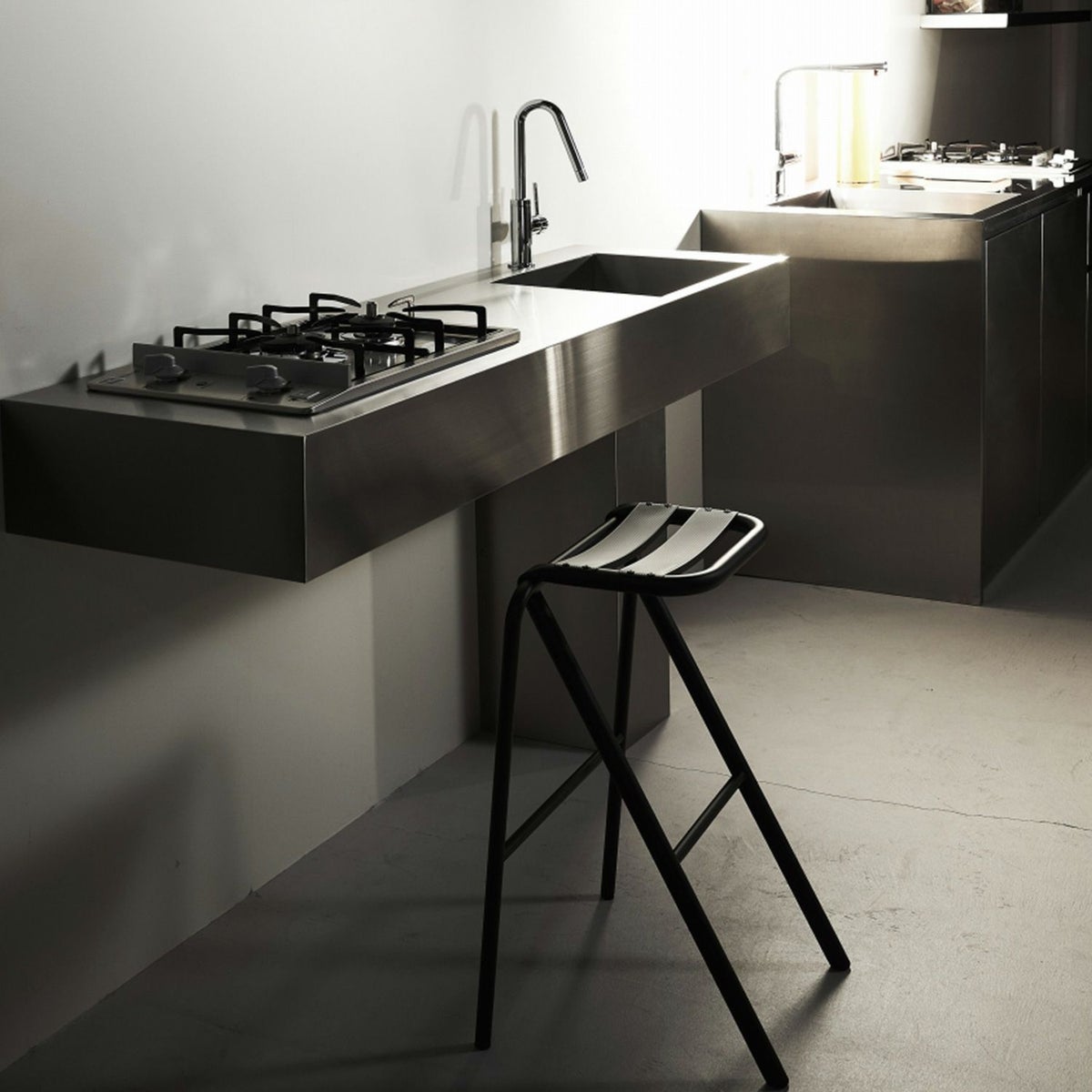 DUENDE デュエンデ BENT HIGH STOOL ベント ハイスツール DU0321 高さ：63cm カラー：2色 デザイン：岩元 航大