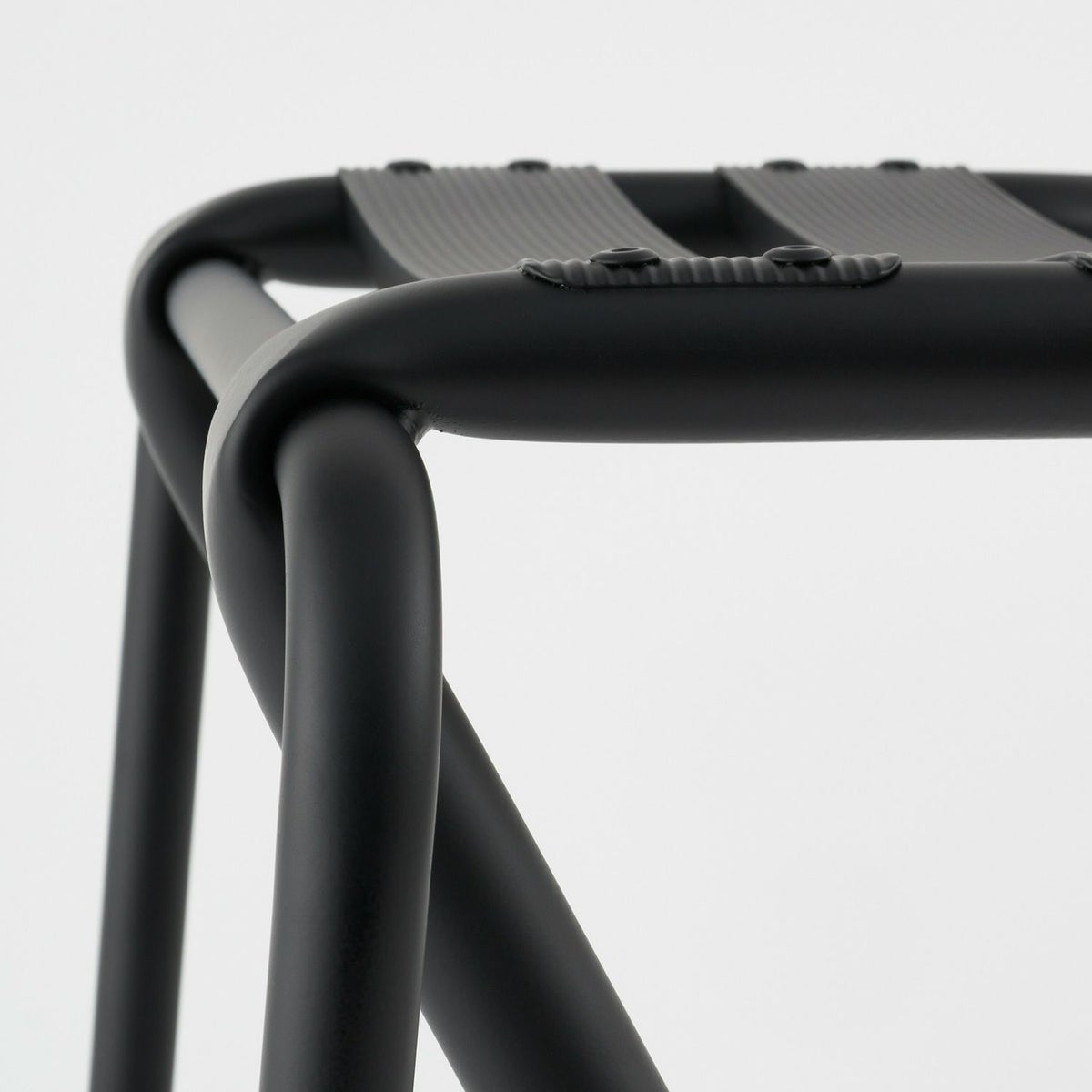 DUENDE デュエンデ BENT LOW STOOL ベント ロースツール DU0320 高さ：53cm カラー：2色 デザイン：岩元 航大