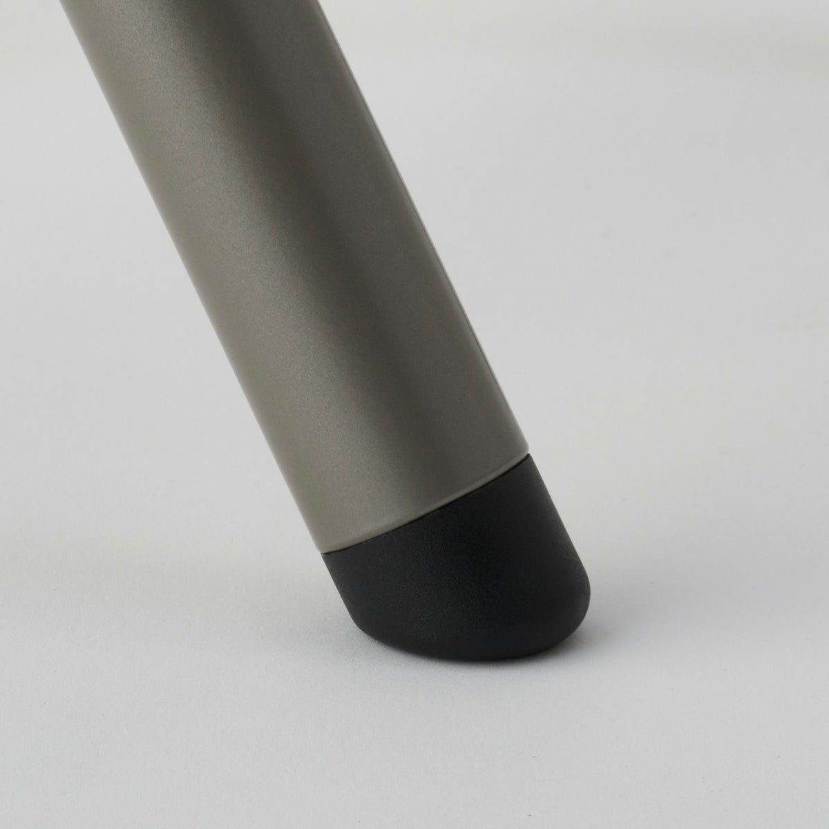 DUENDE デュエンデ BENT LOW STOOL ベント ロースツール DU0320 高さ：53cm カラー：2色 デザイン：岩元 航大