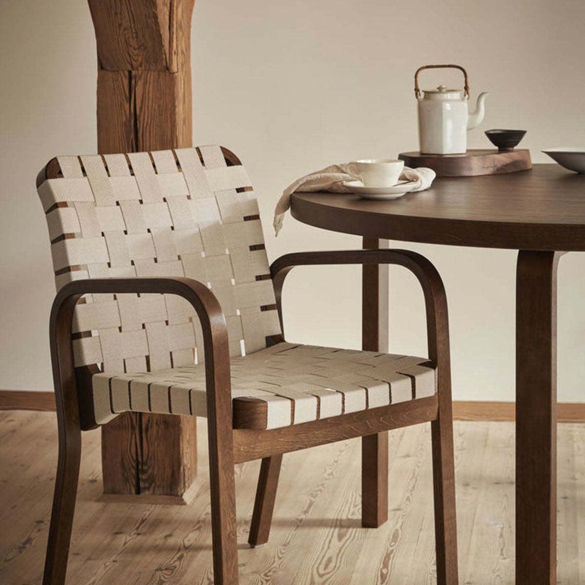 Artek アルテック 45 Armchair 45 アームチェア ラウンジチェア ウォルナットステイン リネンウェビングテープ カラー：6色 アームレスト：カバーなし デザイン：アルヴァ・アアルト