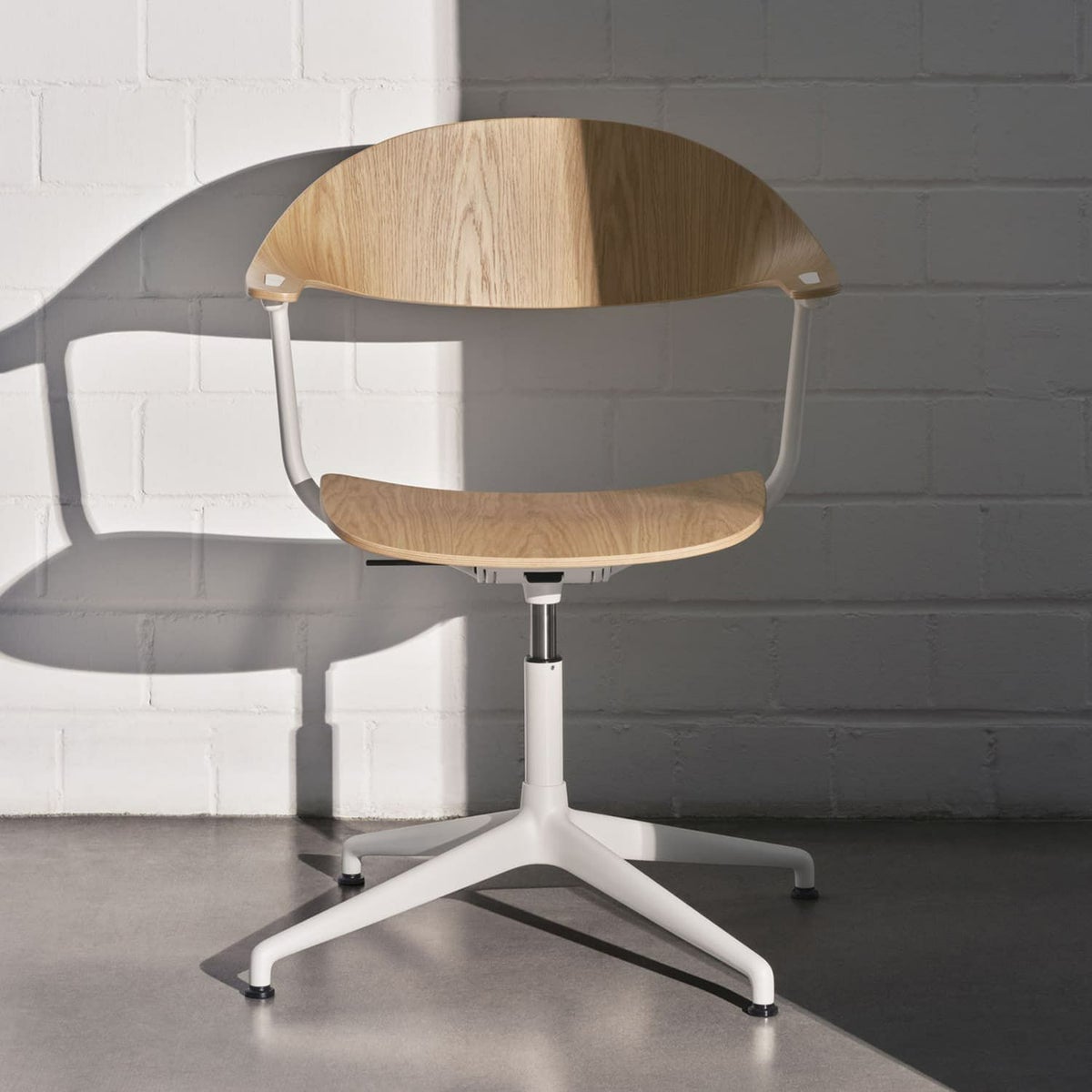 Vitra ヴィトラ Mynt ミント 4スターベース シート＆バックレスト：プライウッド ベースカラー：4色 デザイン：エルワン・ブルレック