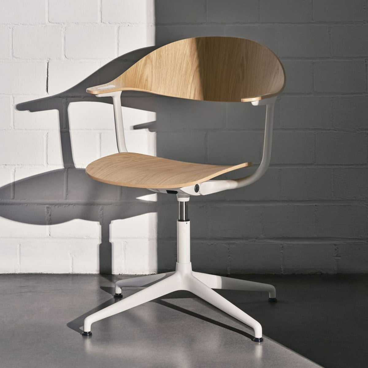 Vitra ヴィトラ Mynt ミント 4スターベース シート＆バックレスト：プライウッド ベースカラー：4色 デザイン：エルワン・ブルレック