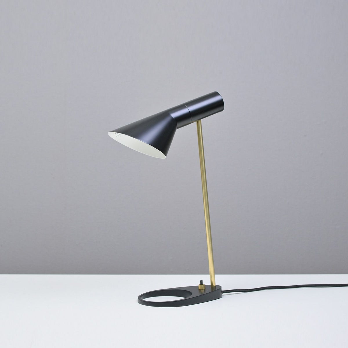 Louis Poulsen ルイスポールセン AJ Mini Table AJ ミニ テーブル テーブルランプ カラー：ブラック 真鍮ポリッシュ （無塗装） デザイン：アルネ・ヤコブセン
