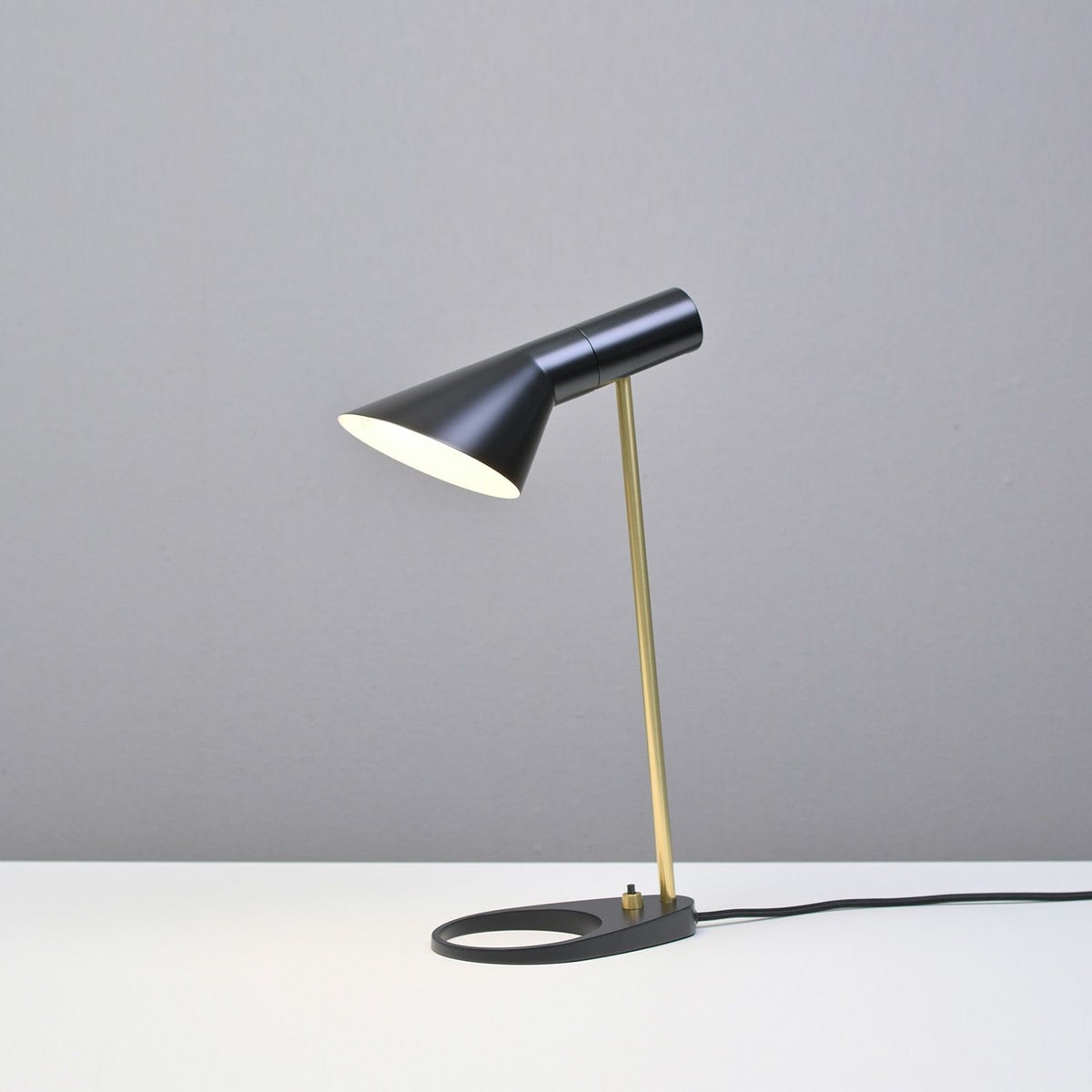 Louis Poulsen ルイスポールセン AJ Mini Table AJ ミニ テーブル テーブルランプ カラー：ブラック 真鍮ポリッシュ （無塗装） デザイン：アルネ・ヤコブセン
