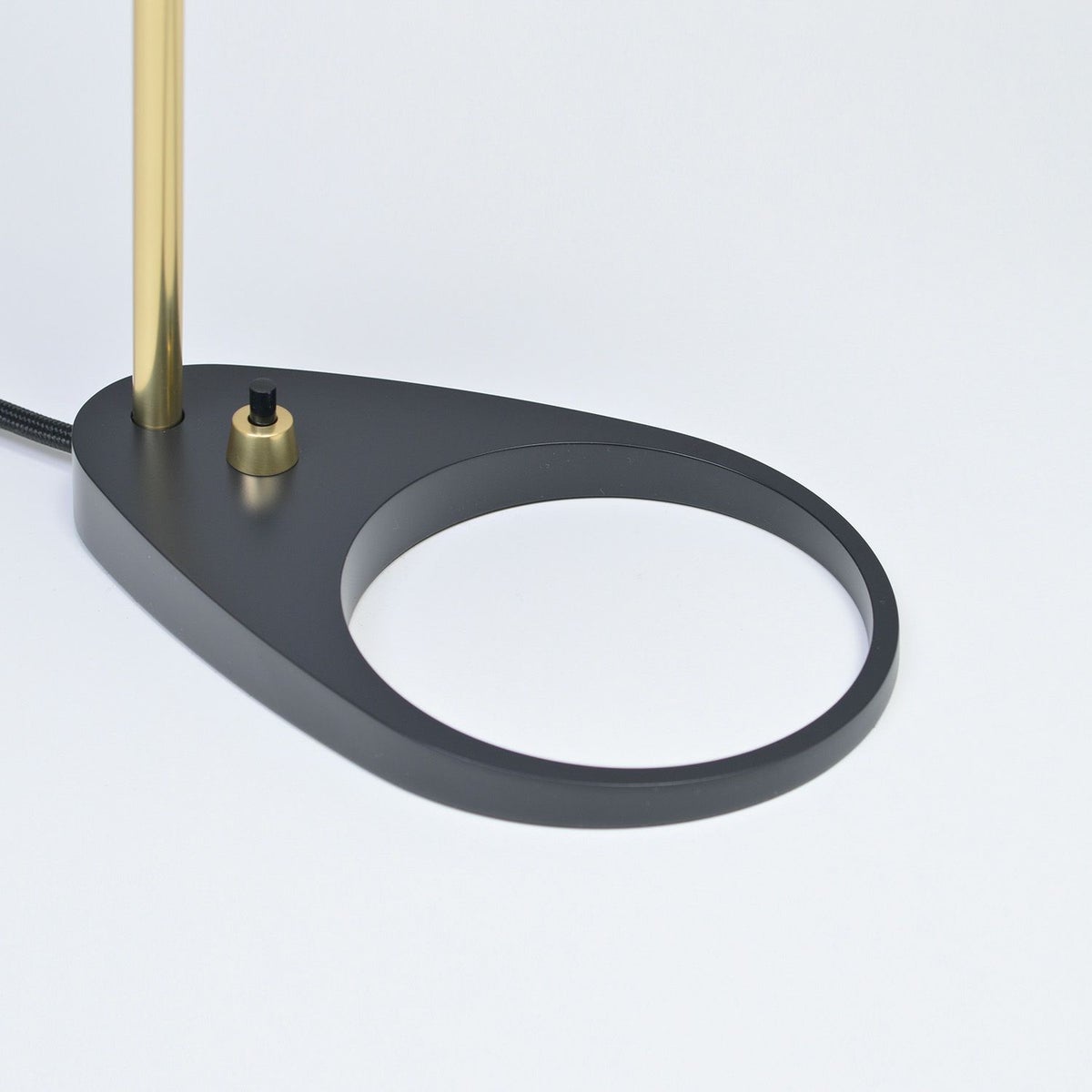 Louis Poulsen ルイスポールセン AJ Mini Table AJ ミニ テーブル テーブルランプ カラー：ブラック 真鍮ポリッシュ （無塗装） デザイン：アルネ・ヤコブセン