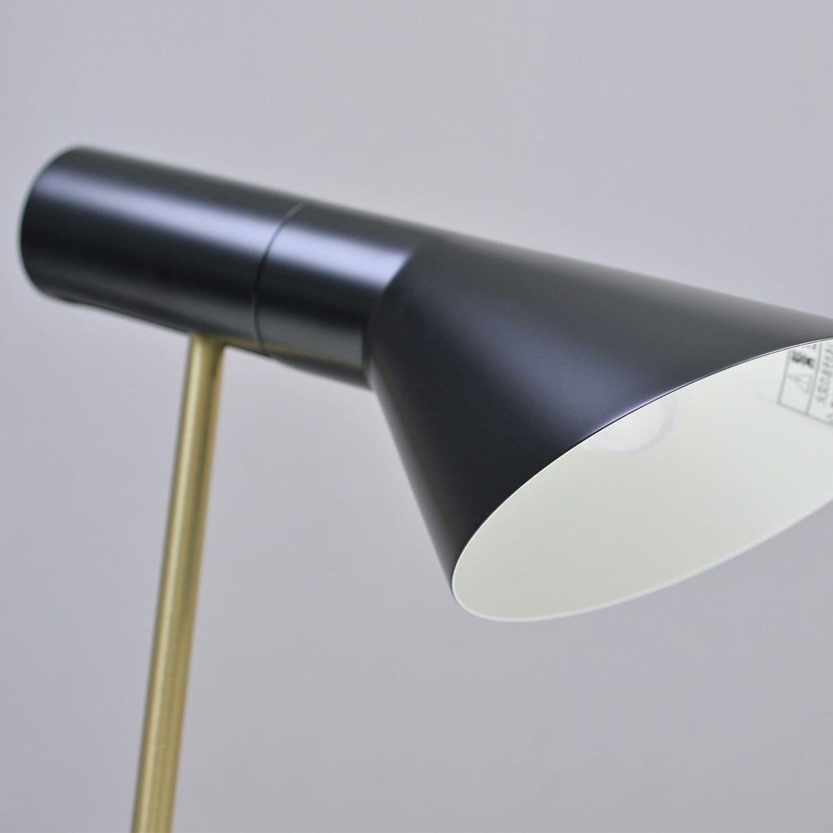 Louis Poulsen ルイスポールセン AJ Mini Table AJ ミニ テーブル テーブルランプ カラー：ブラック 真鍮ポリッシュ （無塗装） デザイン：アルネ・ヤコブセン