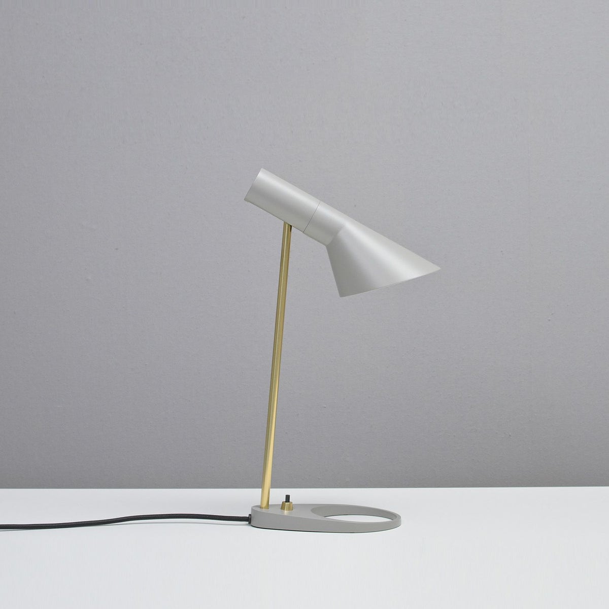 Louis Poulsen ルイスポールセン AJ Mini Table AJ ミニ テーブル テーブルランプ カラー：ブラック 真鍮ポリッシュ （無塗装） デザイン：アルネ・ヤコブセン