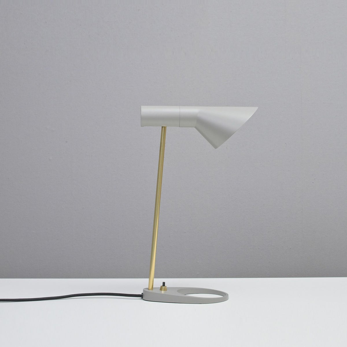 Louis Poulsen ルイスポールセン AJ Mini Table AJ ミニ テーブル テーブルランプ カラー：ブラック 真鍮ポリッシュ （無塗装） デザイン：アルネ・ヤコブセン