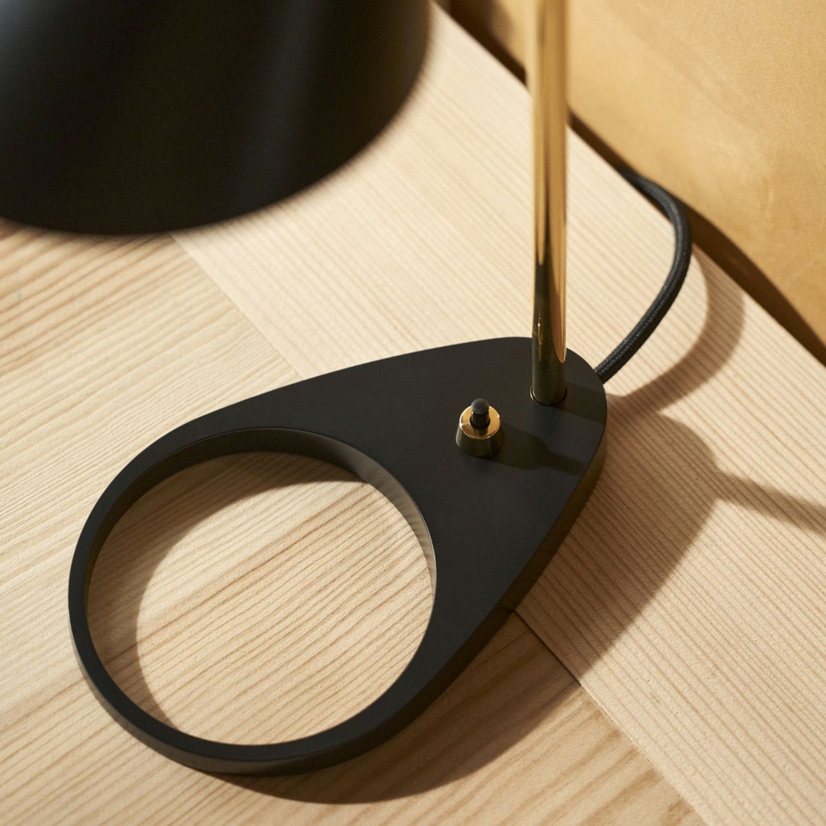 Louis Poulsen ルイスポールセン AJ Mini Table AJ ミニ テーブル テーブルランプ カラー：ブラック 真鍮ポリッシュ （無塗装） デザイン：アルネ・ヤコブセン