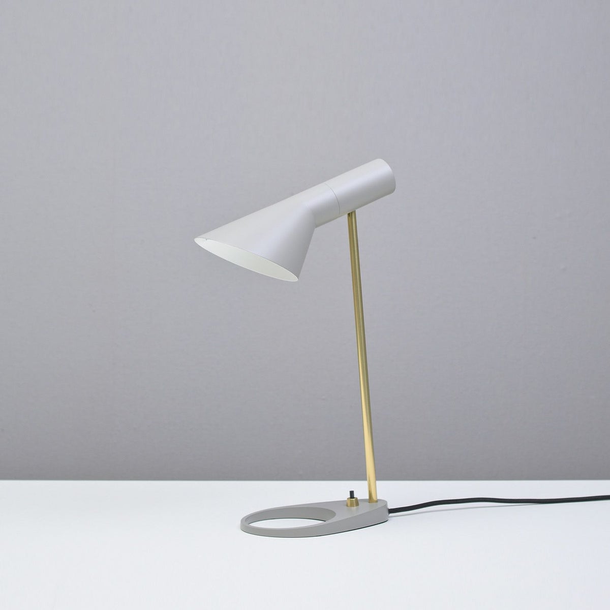 Louis Poulsen ルイスポールセン AJ Mini Table AJ ミニ テーブル テーブルランプ カラー：ウォーム・グレー 真鍮ポリッシュ （無塗装） デザイン：アルネ・ヤコブセン