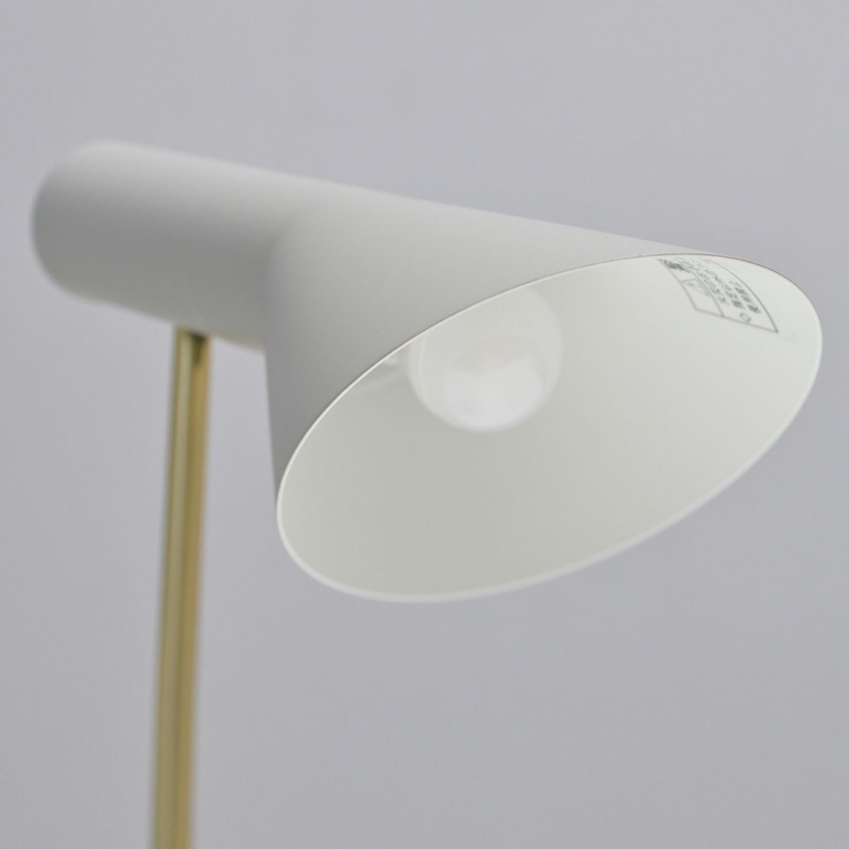 Louis Poulsen ルイスポールセン AJ Mini Table AJ ミニ テーブル テーブルランプ カラー：ウォーム・グレー 真鍮ポリッシュ （無塗装） デザイン：アルネ・ヤコブセン