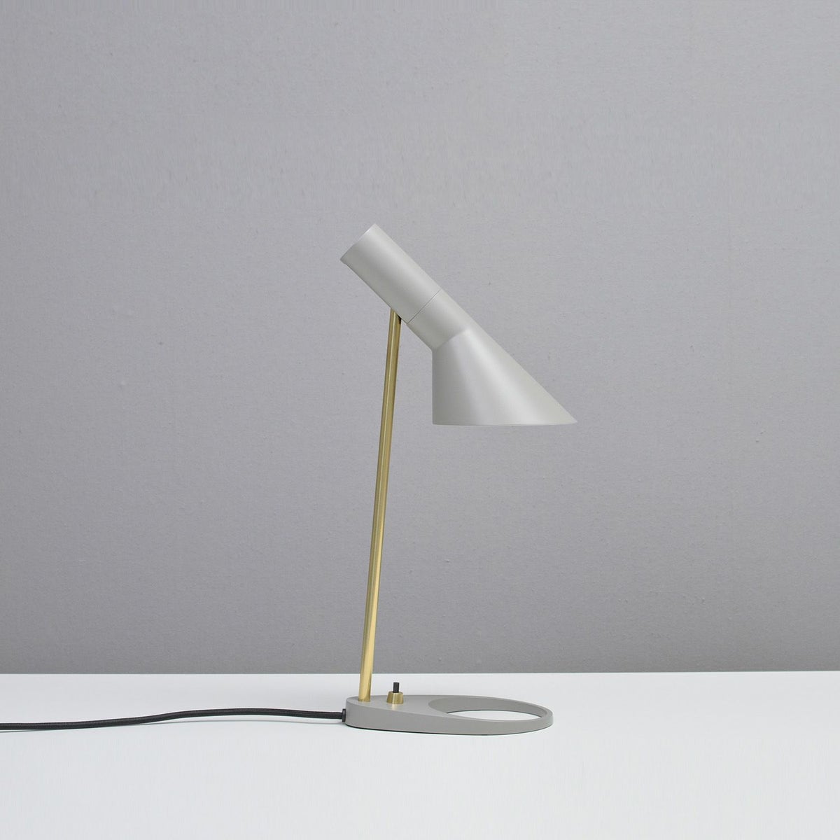 Louis Poulsen ルイスポールセン AJ Mini Table AJ ミニ テーブル テーブルランプ カラー：ウォーム・グレー 真鍮ポリッシュ （無塗装） デザイン：アルネ・ヤコブセン