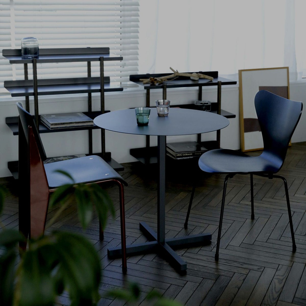 DUENDE デュエンデ SOLID STEEL DINER TABLE ROUND ソリッドスチールダイナーテーブル ラウンド DU330 カラー：ダークグレー デザイン：PERMANENT31