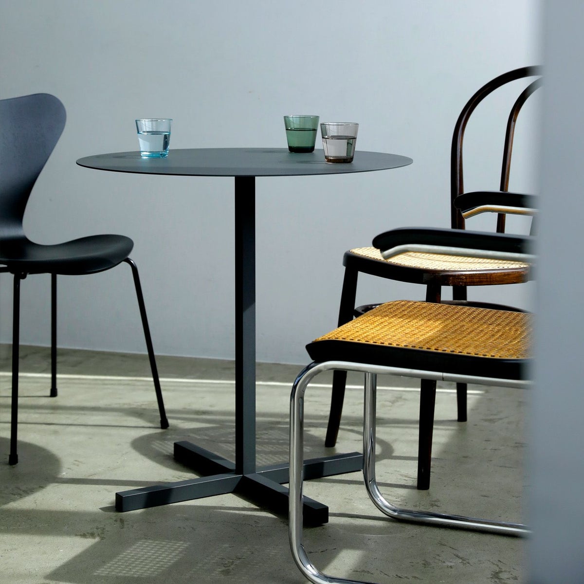 DUENDE デュエンデ SOLID STEEL DINER TABLE ROUND ソリッドスチールダイナーテーブル ラウンド DU330 カラー：ダークグレー デザイン：PERMANENT31