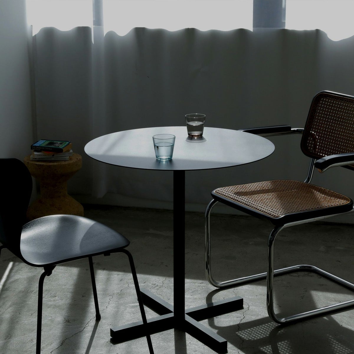 DUENDE デュエンデ SOLID STEEL DINER TABLE ROUND ソリッドスチールダイナーテーブル ラウンド DU330 カラー：ダークグレー デザイン：PERMANENT31