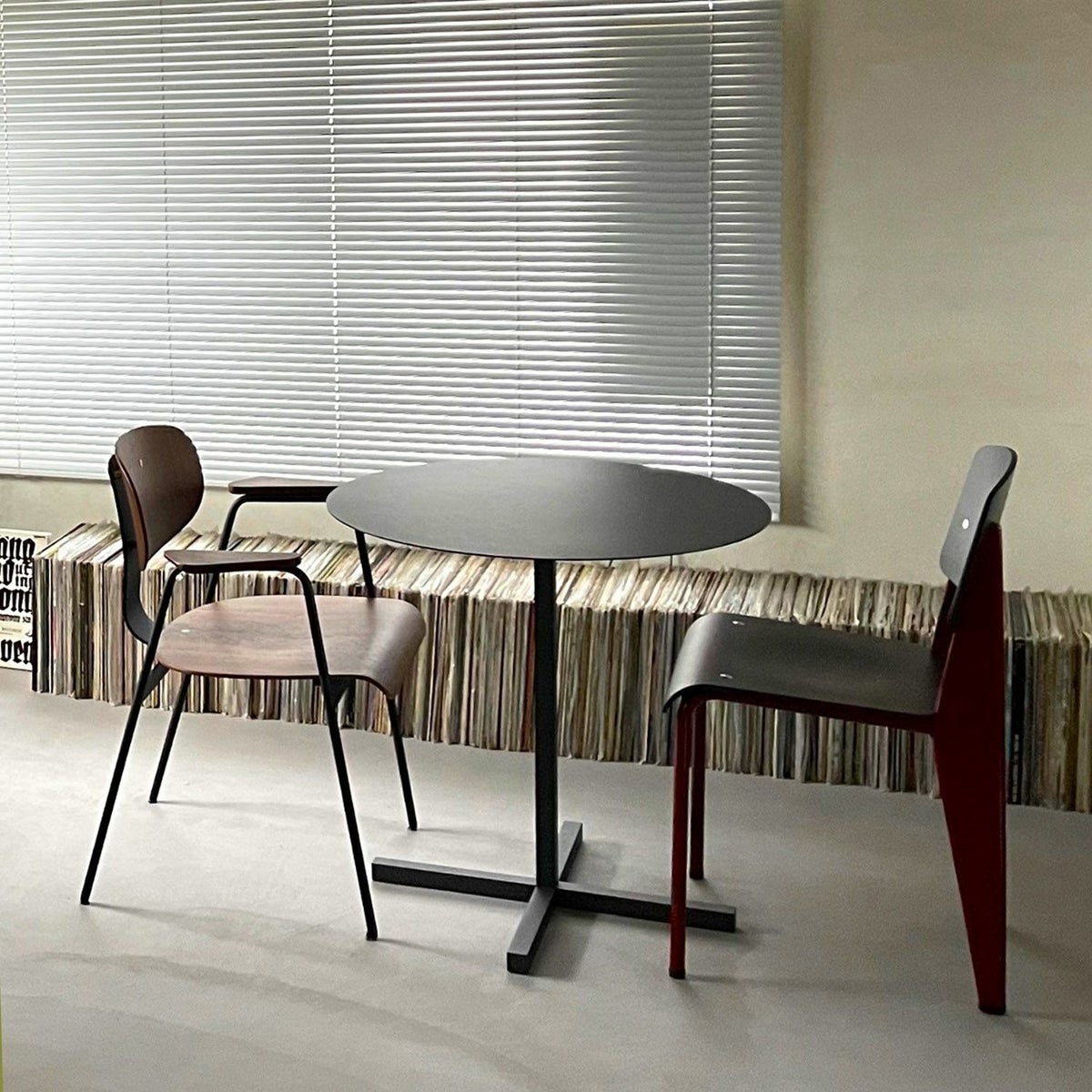 DUENDE デュエンデ SOLID STEEL DINER TABLE ROUND ソリッドスチールダイナーテーブル ラウンド DU330 カラー：ダークグレー デザイン：PERMANENT31