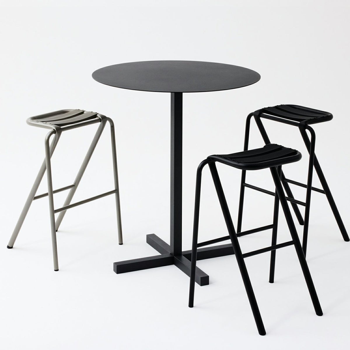 DUENDE デュエンデ SOLID STEEL HIGH DINER TABLE ROUND ソリッドスチールハイダイナーテーブル ラウンド DU0332 カラー：ダークグレー デザイン：PERMANENT31