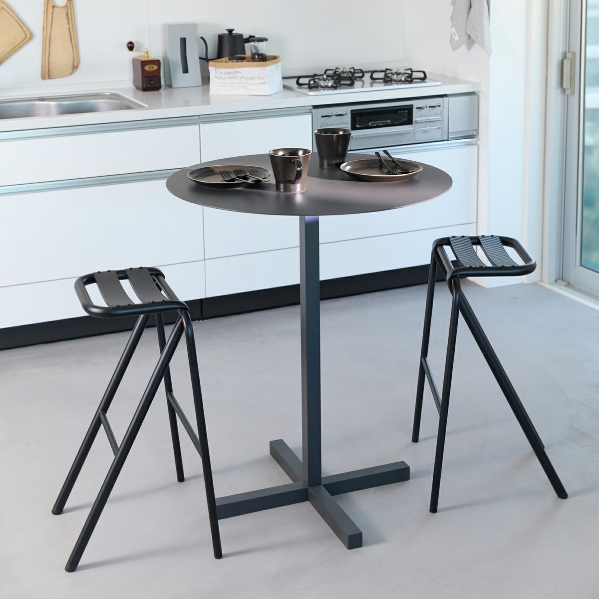 DUENDE デュエンデ SOLID STEEL HIGH DINER TABLE ROUND ソリッドスチールハイダイナーテーブル ラウンド DU0332 カラー：ダークグレー デザイン：PERMANENT31