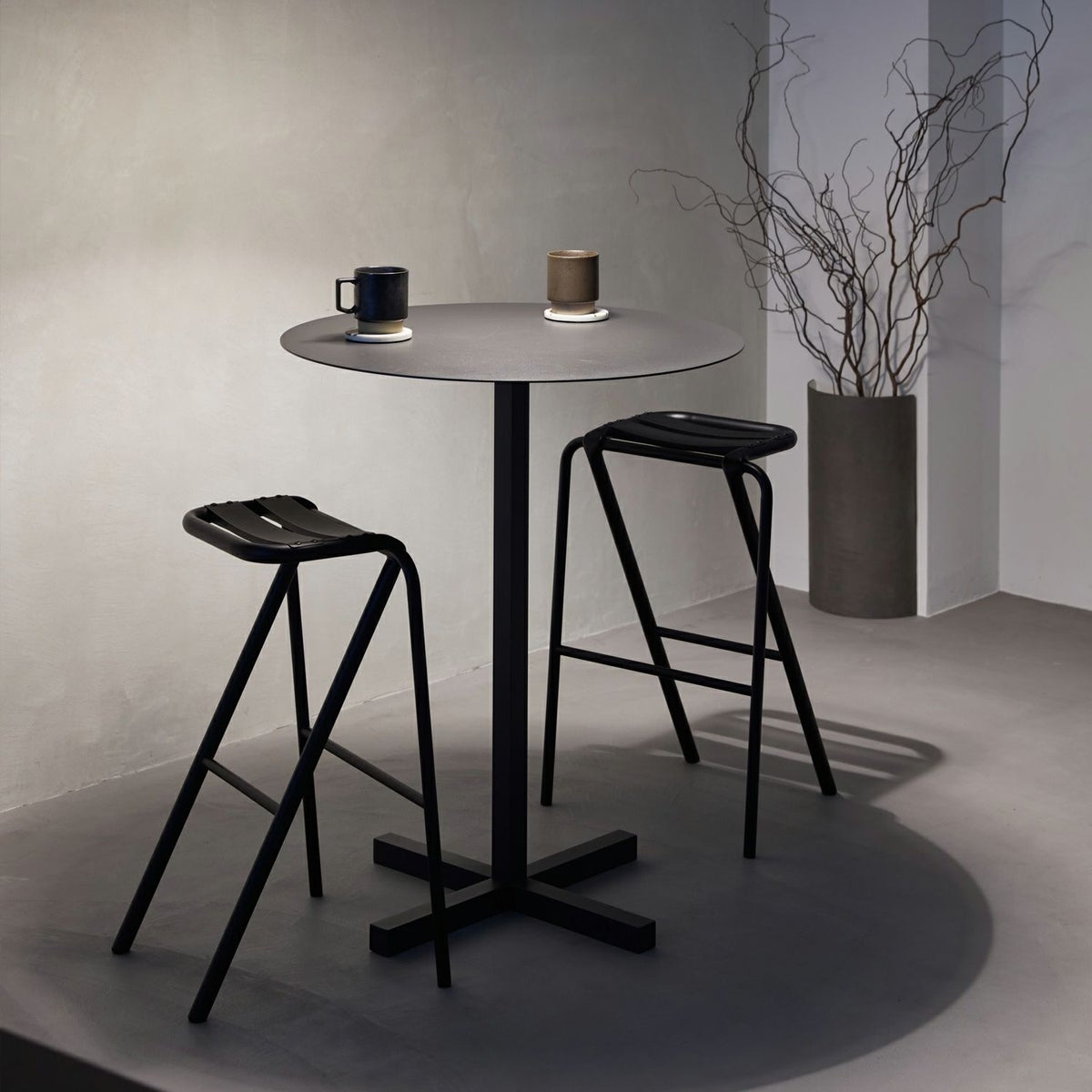 DUENDE デュエンデ SOLID STEEL HIGH DINER TABLE ROUND ソリッドスチールハイダイナーテーブル ラウンド DU0332 カラー：ダークグレー デザイン：PERMANENT31