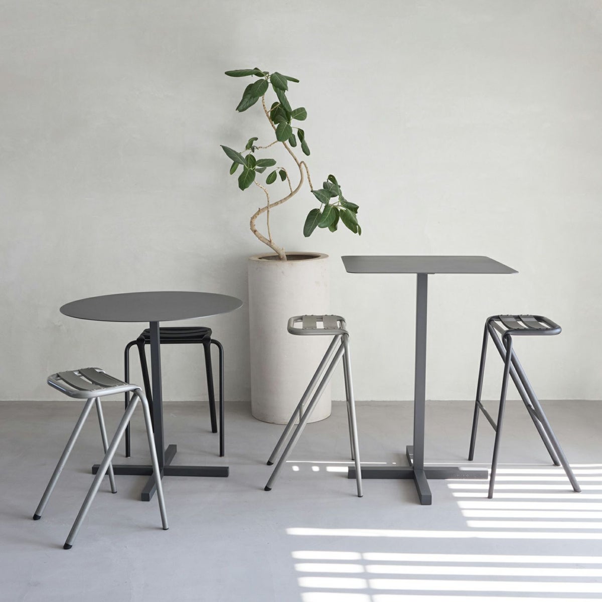 DUENDE デュエンデ SOLID STEEL HIGH DINER TABLE SQUARE ソリッドスチールハイダイナーテーブル スクエア DU0333 カラー：ダークグレー デザイン：PERMANENT31