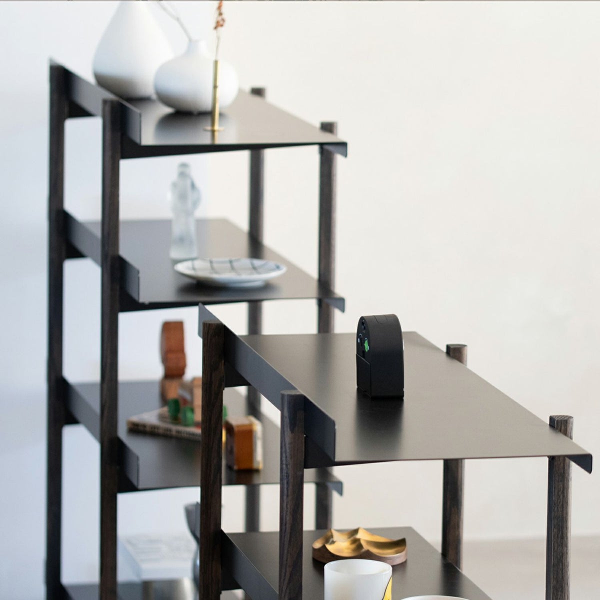 DUENDE デュエンデ MARGE SHELF 4 BK OIL STAIN FINISH マージ シェルフ ブラック オイルステインフィニッシュ DU0329BK カラー：ブラック デザイン：芦沢 啓治