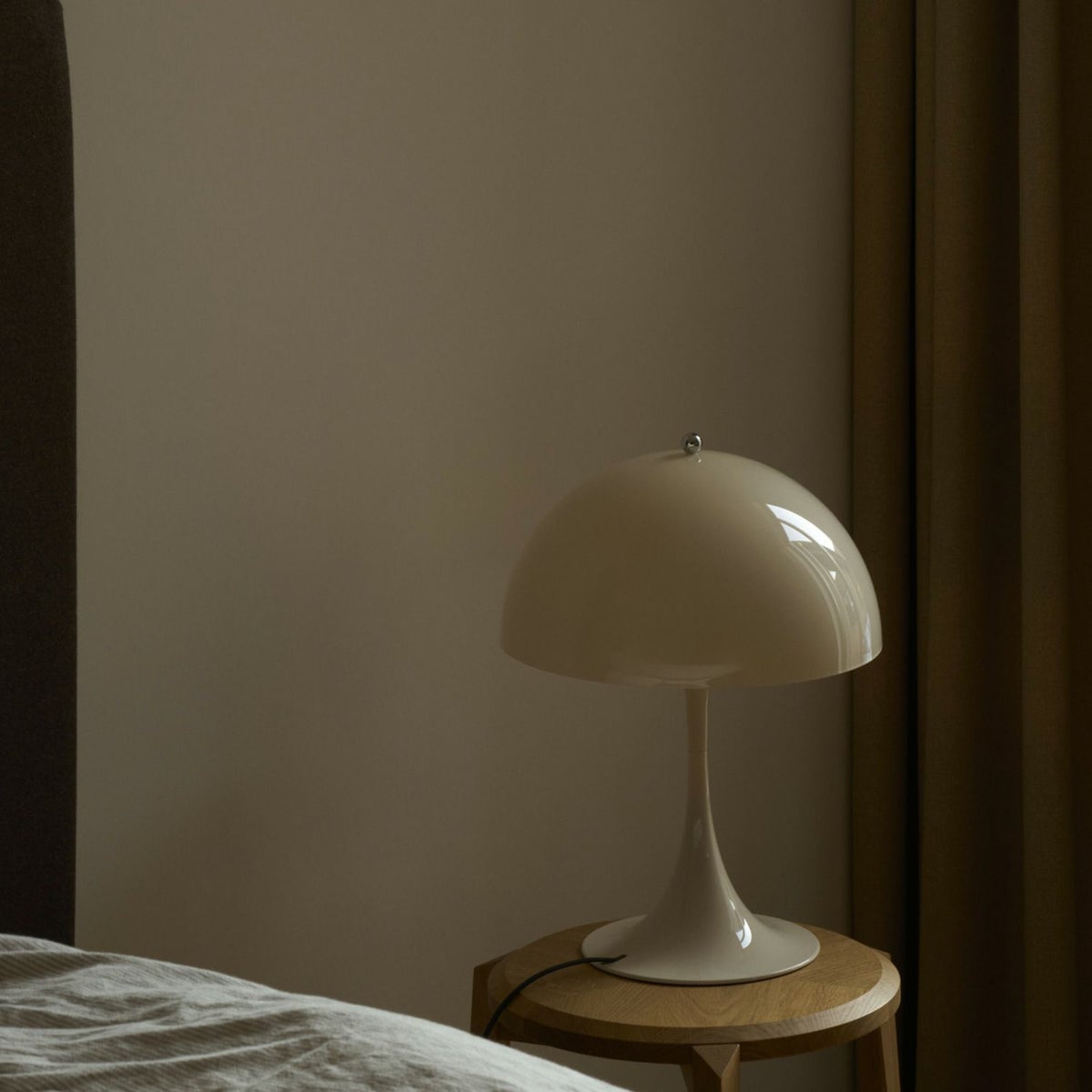 Louis Poulsen ルイスポールセン Panthella 320 Table パンテラ 320 テーブル テーブルランプ カラー：オパール・ベージュ デザイン：ヴェルナー・パントン