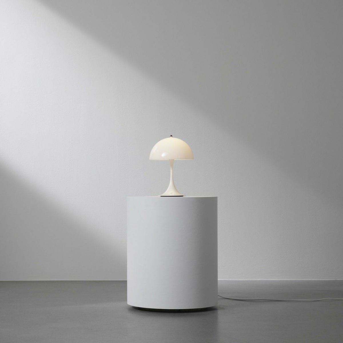 Louis Poulsen ルイスポールセン Panthella 250 Portable パンテラ 250 ポータブル テーブルランプ カラー：オパール・ペール・ブルー デザイン：ヴェルナー・パントン