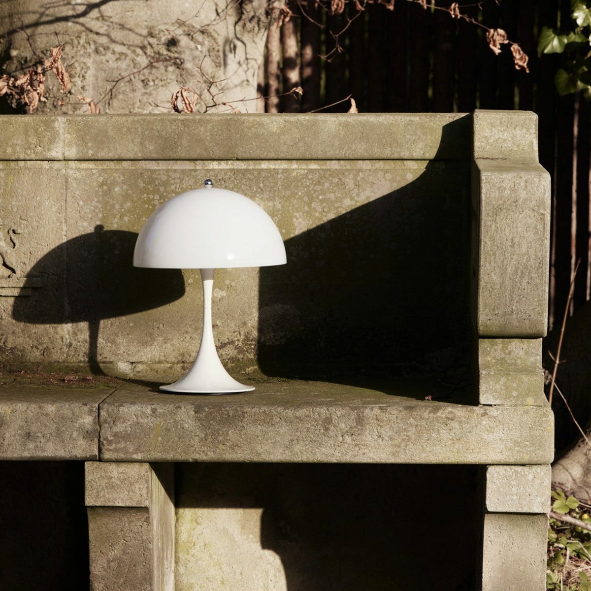 Louis Poulsen ルイスポールセン Panthella 250 Portable パンテラ 250 ポータブル テーブルランプ カラー：オペーク・バーガンディ デザイン：ヴェルナー・パントン