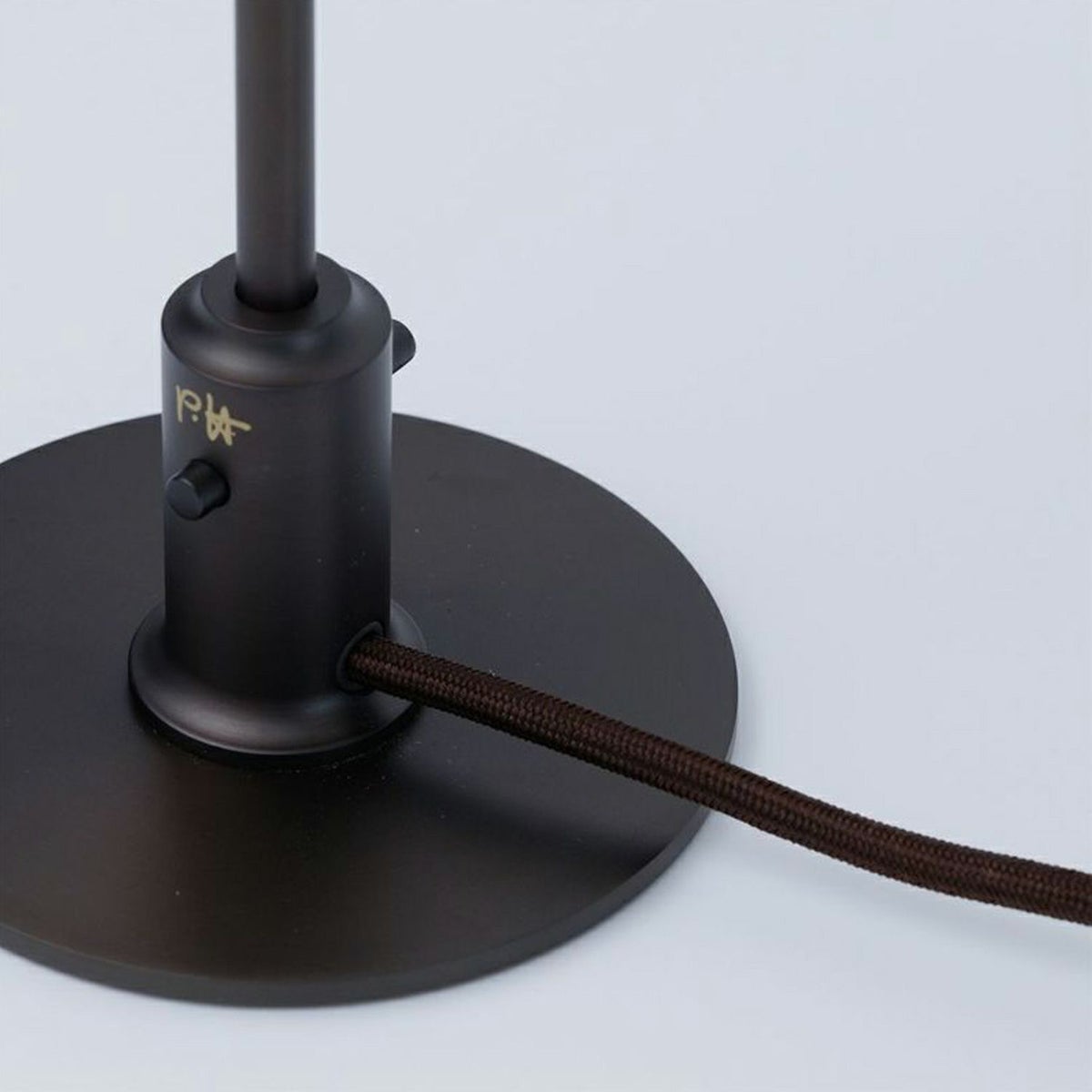 Louis Poulsen ルイスポールセン PH 3/2 Dusty Terracotta Table Lamp PH 3/2 ダスティー・テラコッタ テーブルランプ スタンドライト Φ285mm カラー：ダスティ・テラコッタ 真鍮エイジング加工 デザイン：ポール・ヘニングセン