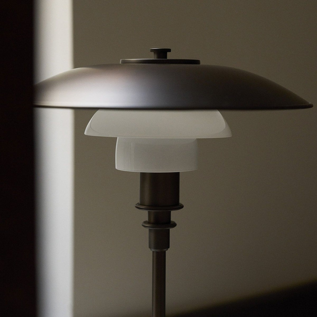 Louis Poulsen ルイスポールセン PH 3/2 Aged Brass Opal Table Lamp PH 3/2 エイジド・ブラス オパール テーブルランプ スタンドライト Φ285mm （エイジド・ブラス × 乳白ガラス） デザイン：ポール・ヘニングセン