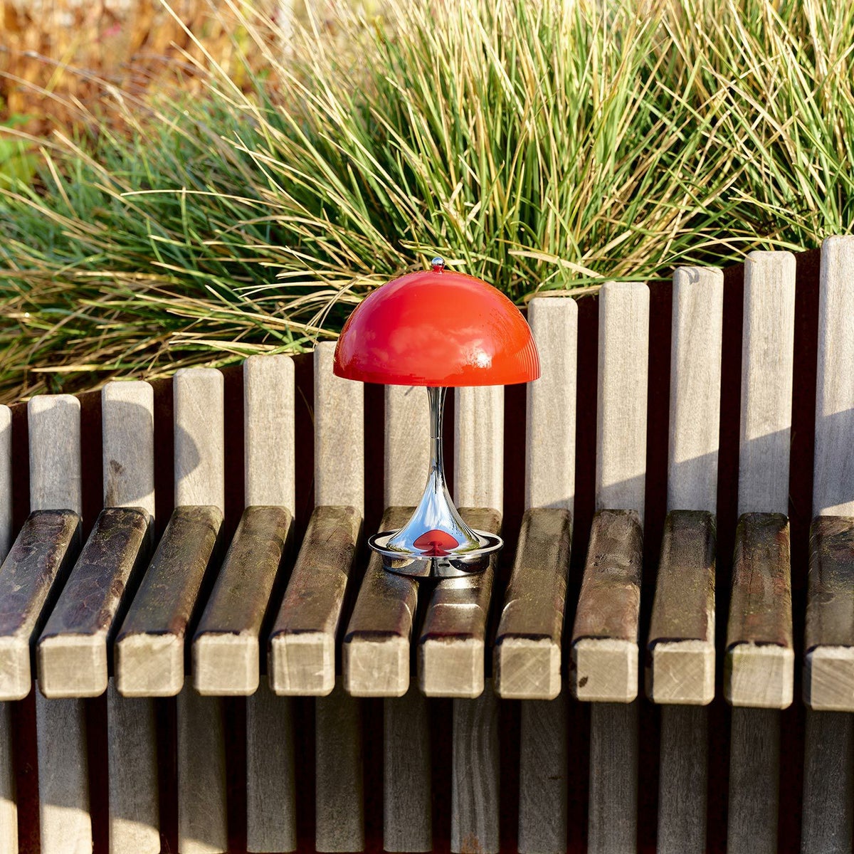 Louis Poulsen ルイスポールセン Panthella 160 Portable パンテラ 160 ポータブル （V3） テーブルランプ カラー：オパール・レッド クローム デザイン：ヴェルナー・パントン