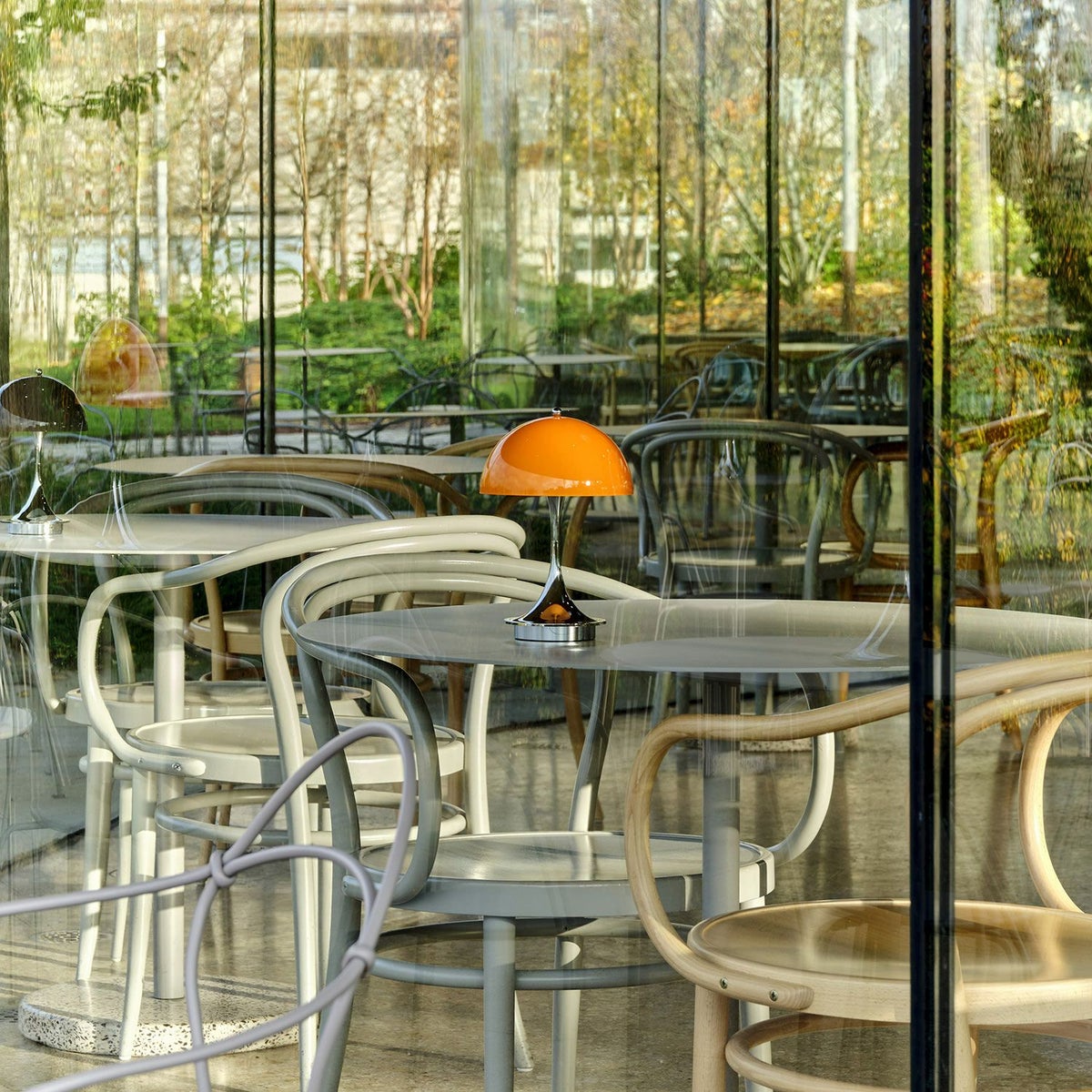 Louis Poulsen ルイスポールセン Panthella 160 Portable パンテラ 160 ポータブル （V3） テーブルランプ カラー：オパール・レッド クローム デザイン：ヴェルナー・パントン