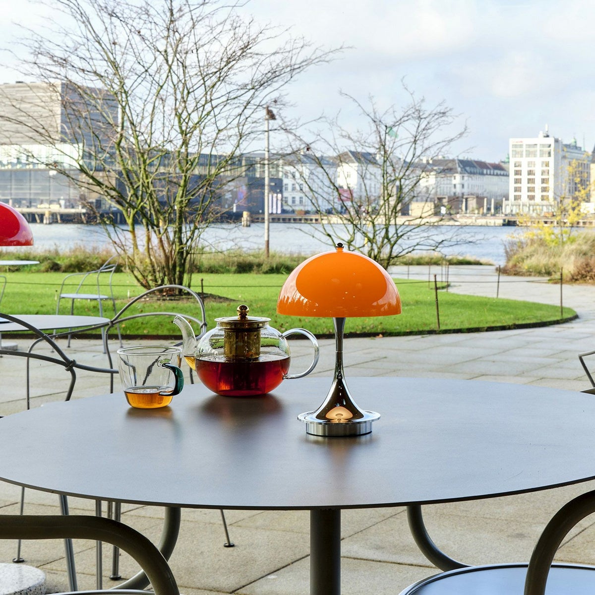 Louis Poulsen ルイスポールセン Panthella 160 Portable パンテラ 160 ポータブル （V3） テーブルランプ カラー：オパール・ブラウン クローム デザイン：ヴェルナー・パントン