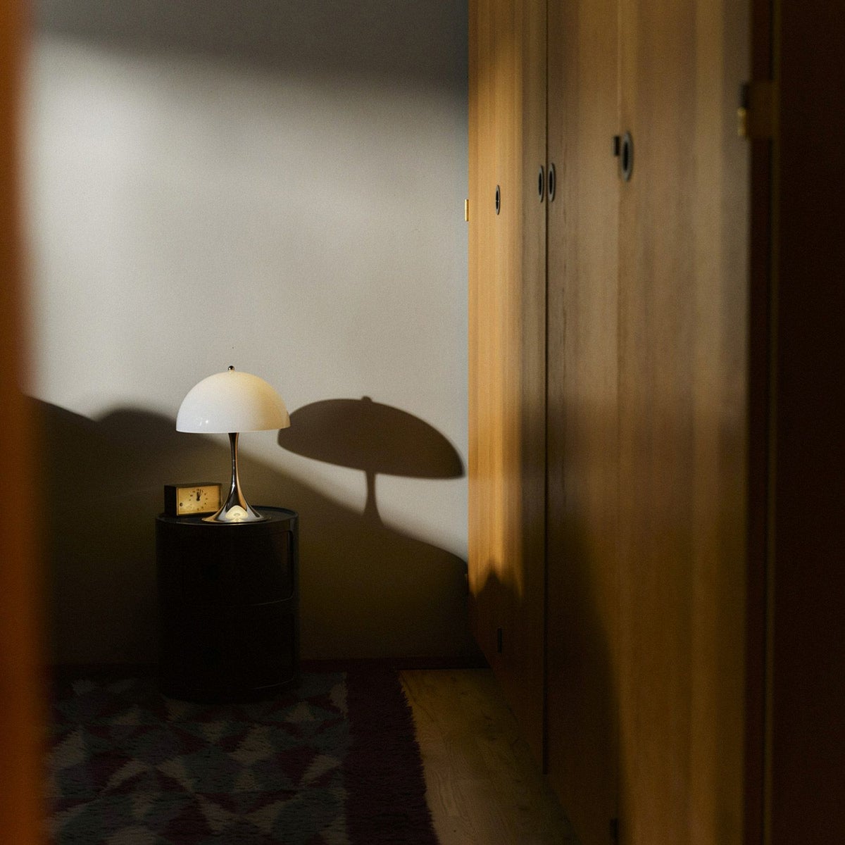 Louis Poulsen ルイスポールセン Panthella 160 Portable パンテラ 160 ポータブル （V3） テーブルランプ カラー：オパール・ブラウン クローム デザイン：ヴェルナー・パントン