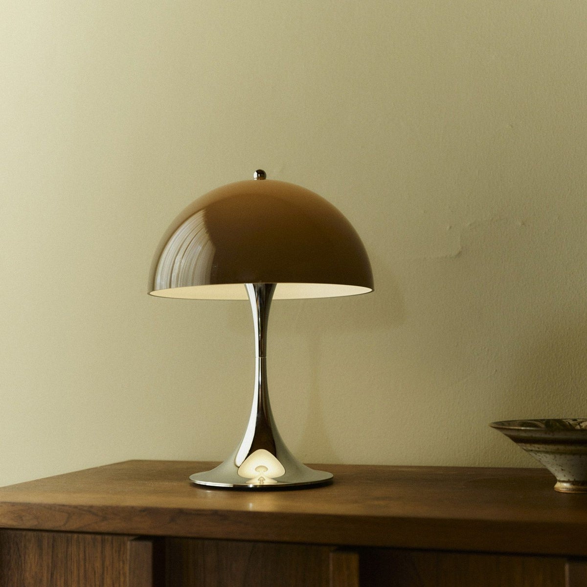 Louis Poulsen ルイスポールセン Panthella 250 Portable パンテラ 250 ポータブル テーブルランプ カラー：オパール・レッド クローム デザイン：ヴェルナー・パントン