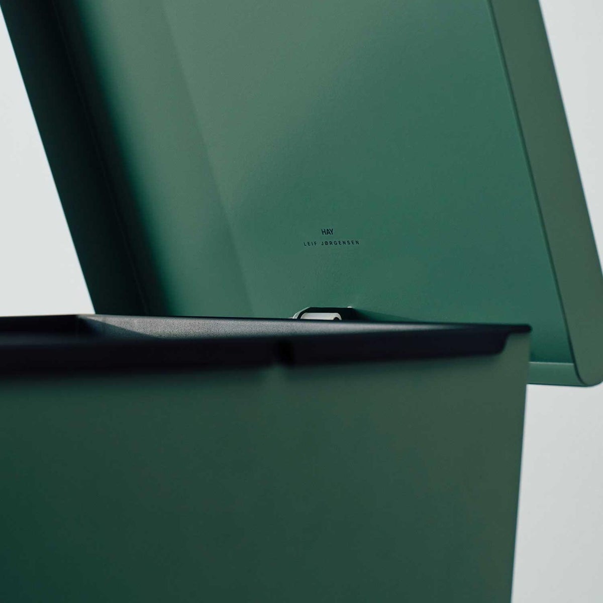 HAY ヘイ Loop Bin ループ ビン ダストボックス ゴミ箱 ペダル式 サイズ：26L カラー：2色 デザイン：レイフ・ヨルゲンセン