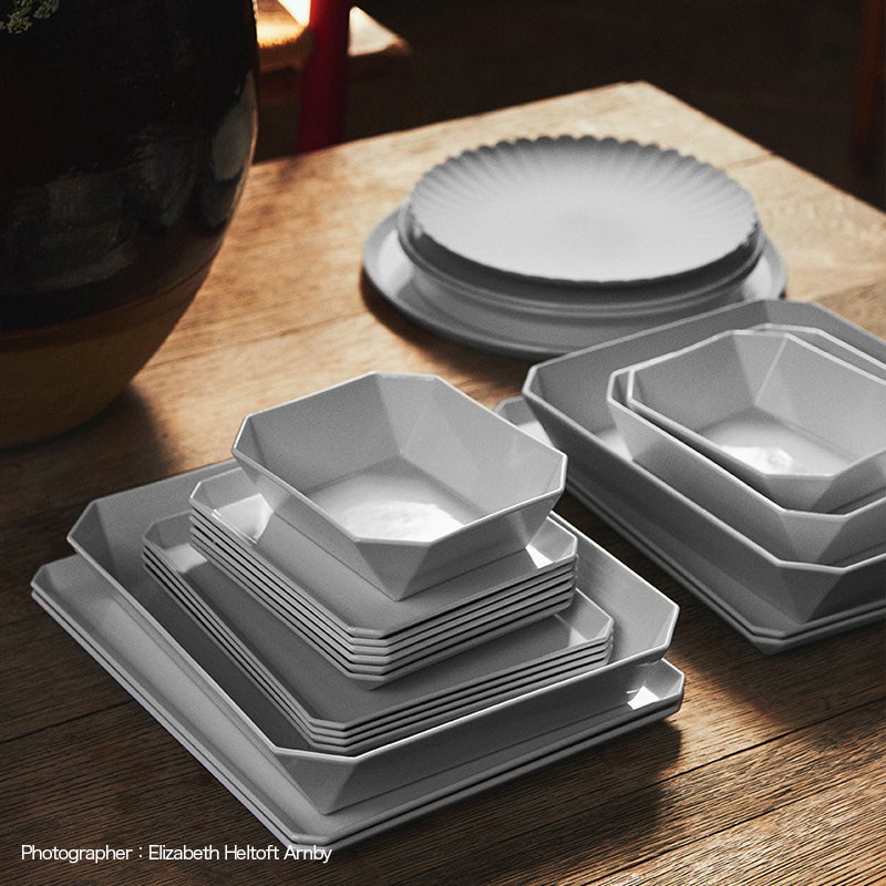 1616 / arita japan アリタ ジャパン TY Palace Plate パレス プレート サイズ：3種類 有田焼 陶磁器 食器 ライトグレー デザイン：柳原 照弘