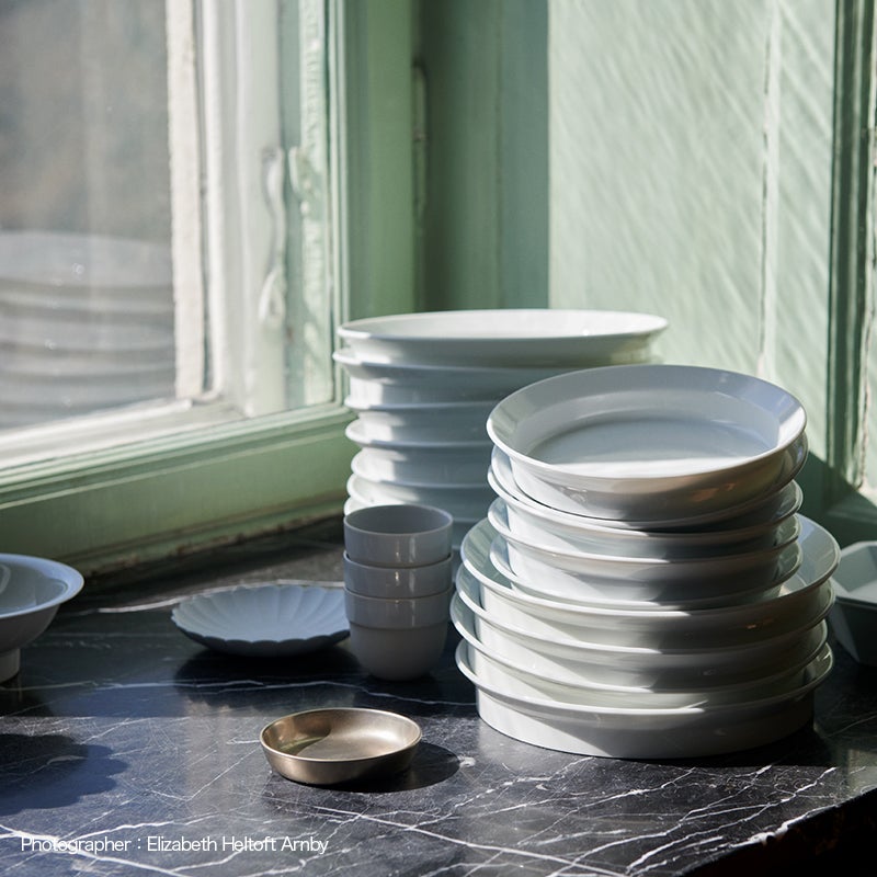 1616 / arita japan アリタ ジャパン TY Palace Plate パレス プレート サイズ：3種類 有田焼 陶磁器 食器 ライトグレー デザイン：柳原 照弘