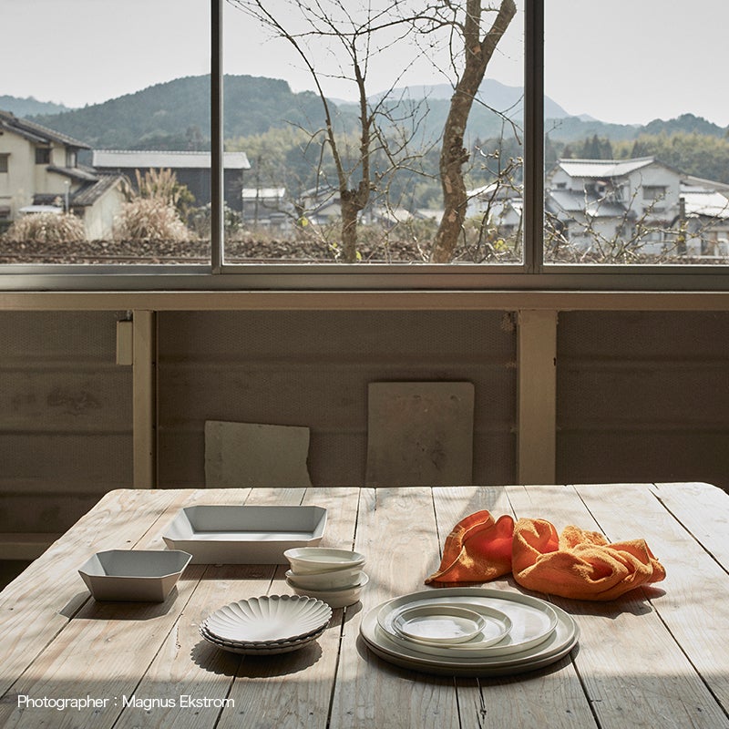 1616 / arita japan アリタ ジャパン TY Palace Plate パレス プレート サイズ：3種類 有田焼 陶磁器 食器 ライトグレー デザイン：柳原 照弘