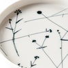 自然の中に自由に咲く、可憐な花々が描かれている
