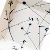 自然の中に自由に咲く、可憐な花々が描かれている