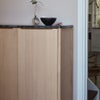 FRITZ HANSEN フリッツ・ハンセン SKAGERAK スカゲラック コレクション JUT ジュット ハイキャビネット 高さ：114cm オーク オイル仕上げ 天板カラー：3色 デザイン：トーマス・ジェンキンス
