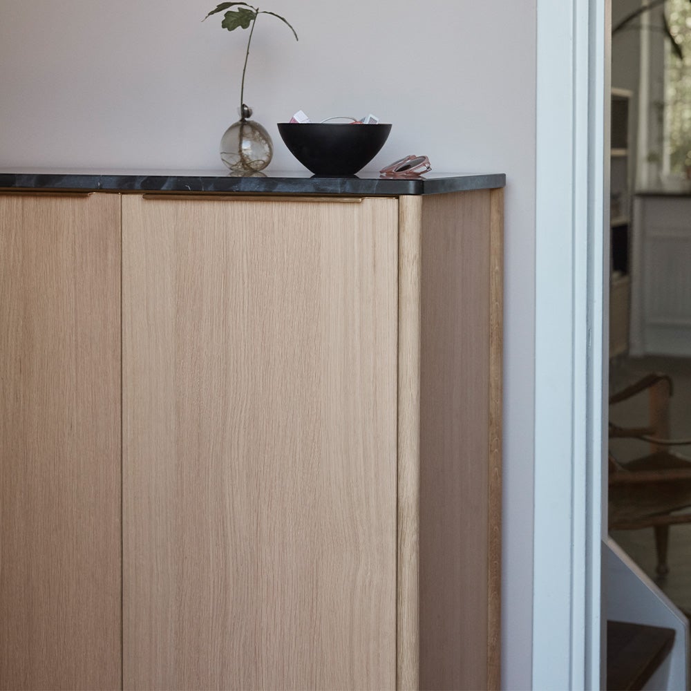 FRITZ HANSEN フリッツ・ハンセン SKAGERAK スカゲラック コレクション JUT ジュット ハイキャビネット 高さ：114cm オーク オイル仕上げ 天板カラー：3色 デザイン：トーマス・ジェンキンス